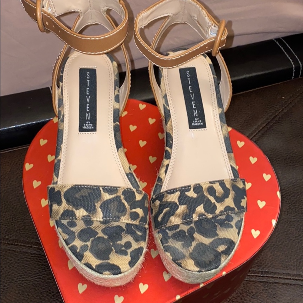 Bracelet platform sandal